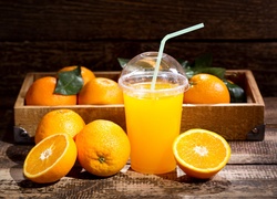 Pomarańczowy sok i skrzynka z pomarańczami