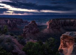 Chmury, Skały, Góry, Krzewy, Colorado National Monument, Fruita, Kolorado, Stany Zjednoczone