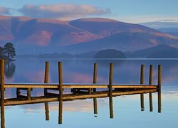 Pomost na jeziorze w Parku Narodowym Lake District