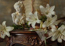 Popiersie kobiety obok lilii i nut na stoliku
