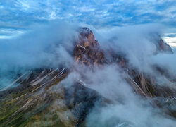 Poranna mgła nad Dolomitami i przełęczą Sella Pass