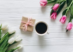 Prezent i kawa pośród tulipanów