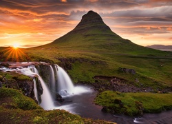 Islandia, Góra Kirkjufell, Wodospad Kirkjufellsfoss, Promienie słońca