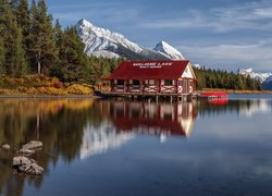 Kanada, Park Narodowy Jasper, Prowincja Alberta, Jezioro, Maligne Lake, Góry, Drzewa, Lasy, Przystań, Kajaki Budowla