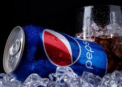 Puszka Pepsi na kostkach lodu