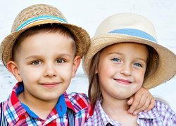 Radosne dzieci w słomkowych kapeluszach