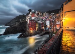 Włochy, Cinque Terre, Miejscowość, Riomaggiore, Kolorowe, Domy, Morze, Skały, Zatoka, Światła, Noc