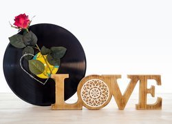 Róża na płycie winylowej i napis Love