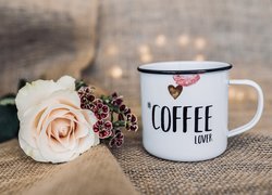 Róża obok garnuszka z napisem Coffee Lover
