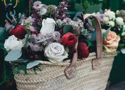 Róże i kolorowe kwiaty w koszyku