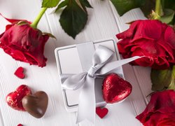 Róże i prezent na Walentynki