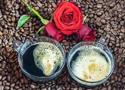 Róże obok szklanych filiżanek z kawą