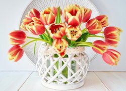 Rozkwitnięte tulipany w białym wazonie