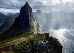 Rozświetlona Góra Segla na norweskiej wyspie Senja