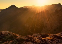 Rozświetlona słońcem góra Bovski Gamsovec w Alpach Julijskich