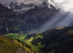 Rozświetlona słońcem wioska w dolinie Grindelwald Valley