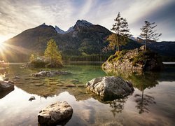 Góry, Alpy, Jezioro Hintersee, Skały, Drzewa, Wschód słońca, Bawaria, Niemcy