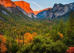 Rozświetlone góry Sierra Nevada i dolina Yosemite Valley jesienią