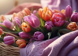 Rozświetlone kolorowe tulipany i tkanina w koszyku
