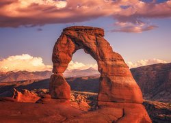 Rozświetlony łuk skalny w Parku Narodowym Arches w Utah