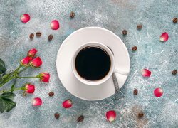 Różyczki obok kawy w filiżance