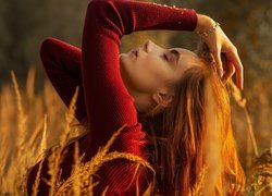 Rudowłosa kobieta w jesiennej trawie