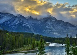 Góry, Chmury, Rzeka Bow, Las, Drzewa, Park Narodowy Banff, Prowincja Alberta, Kanada
