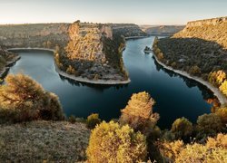 Hiszpania, Prowincja Segovia, Park krajobrazowy Hoces del Río Duratón - Parque Natural Hoces del Rio Duratón, Rzeka Duratón,  Skały, Drzewa, Roślinność