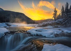 Kanada, Prowincja Alberta, Elbow Falls, Rzeka Elbow, Zima, Lód, Góry, Drzewa, Mgła, Wschód słońca