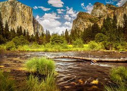 Rzeka i góry w Parku Narodowym Yosemite