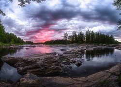 Rzeka Kiiminkijoki, Teren Koiteli, Kiiminki, Finlandia, Drzewa, Kamienie, Skały, Chmury