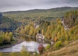 Rzeka Kosva i zalesione skały w Rosji