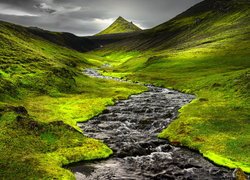 Rzeka pośród zielonych wzgórz w Islandii