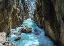 Rzeka w wąwozie Gletscherschlucht Rosenlaui w Szwajcarii
