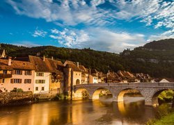 Saint Ursanne nad rzeką Doubs w Szwajcarii