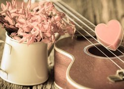 Serce na strunach gitary i dzbanek z kwiatami