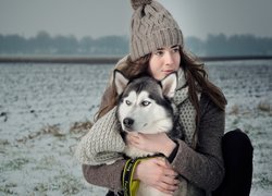 Siberian husky w objęciach dziewczyny