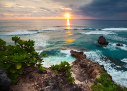 Skaliste wybrzeże Bali o zachodzie słońca