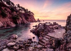 Skaliste wybrzeże Costa Brava na Morzu Śródziemnym w Hiszpanii