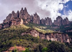 Hiszpania, Katalonia, Góry, Montserrat, Skały, Las, Drzewa, Chmury