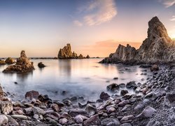 Morze, Wybrzeże, Skały, Kamienie, Wschód słońca, Wyspa, Arrecife de las Sirenas, Park Narodowy Cabo de Gata, Prowincja Almeria, Andaluzja, Hiszpania