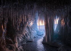 Sople w lodowej jaskini przy jeziorze Bajkał w Rosji