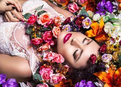 Śpiąca kobieta wśród kwiatów