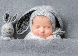 Śpiące niemowlę i zajączek