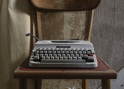 Stara maszyna do pisania marki Topstar na krześle