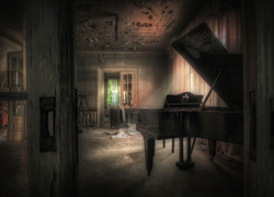 Stare zniszczone wnętrze z fortepianem
