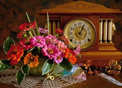 Stojący zegar obok bukietu kwiatów