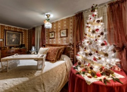 Stylowa sypialnia z bożonarodzeniową choinką