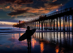 Surfer przy molo w kalifornijskim mieście Oceanside