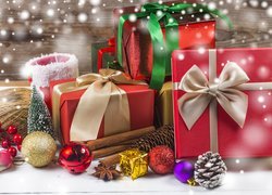 Świąteczne prezenty i ozdoby